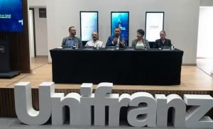 Autoridades durante la conferencia de prensa.