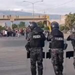 Vinto: Policía y militares interviene bloqueo en el puente K’hora y habilitan un carril hacia el occidente