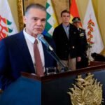 Rodrigo Paz posesiona a Ernesto Justiniano como ministro de Defensa, en medio de bloqueos