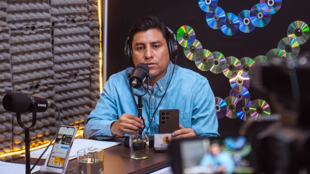 El secretario general de la Alcaldía de Colcapirhua, Rodrigo Jiménez, durante la entrevista en el programa municipal. ALCALDÍA DE COLCAPIRHUA
