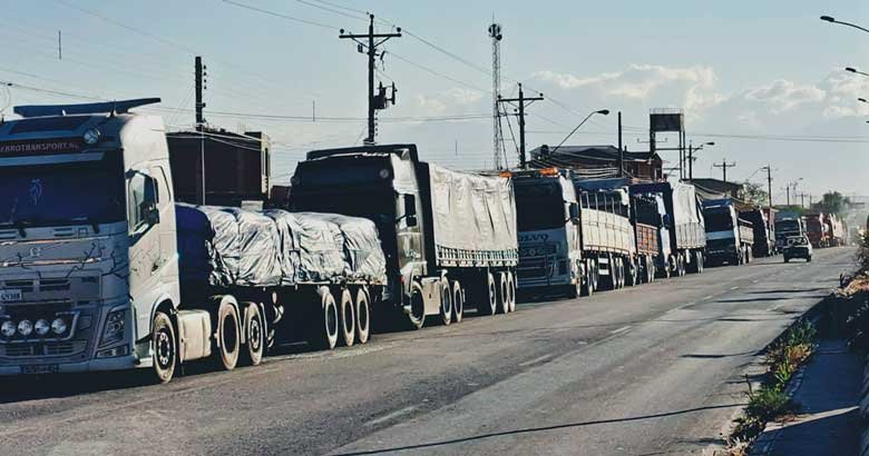 FILA-DE-CAMIONES