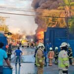 Santa Cruz: voraz incendio en una fábrica de pinturas moviliza a instituciones