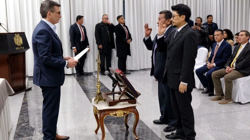 El presidente Rodrigo Paz posesionó a Fernando Aramayo como nuevo ministro de la Presidencia y a Héctor Huanca como ministro de Relaciones Exteriores. FACEBOOK RODRIGO PAZ PEREIRA
